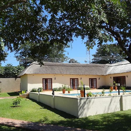 Mandebele Lodge Victoria Falls Extérieur photo