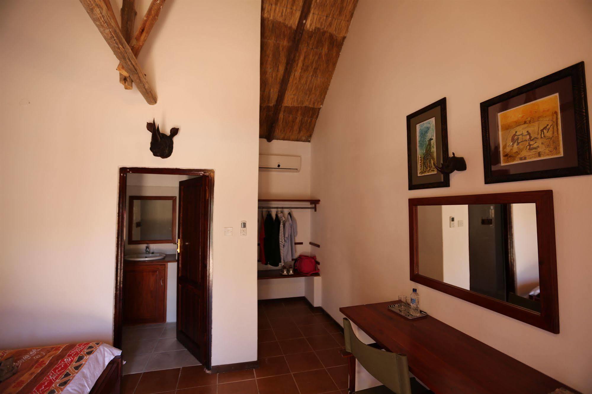 Mandebele Lodge Victoria Falls Extérieur photo